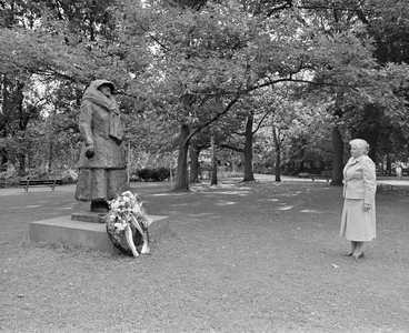 884271 Afbeelding van burgemeester mevr. drs. M.W.M. ('Lien) Vos-van Gortel die een krans gelegd heeft bij het ...